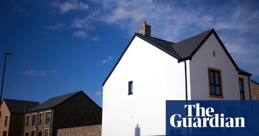 Die Immobilienpreise in Großbritannien sinken inmitten wirtschaftlicher Unsicherheit mehr als erwartet.