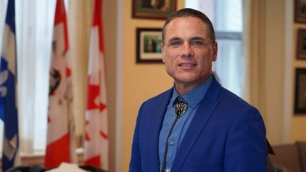 Sen. Brazeau bricht während der Debatte über Großprojekte zusammen