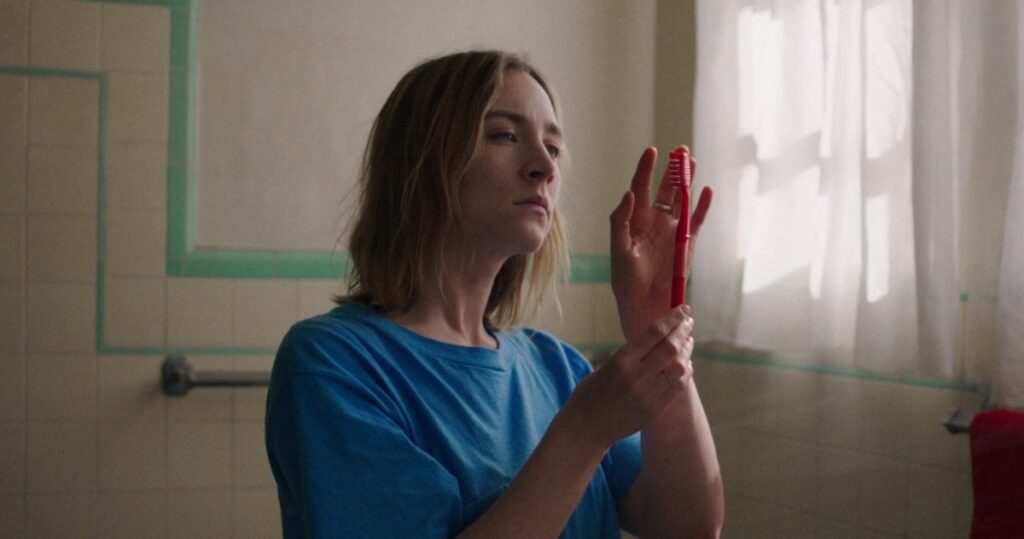Wie Saoirse Ronan in ihrem ersten Musikvideo für den Song die sprechenden Köpfe "Psycho Killer" wurde