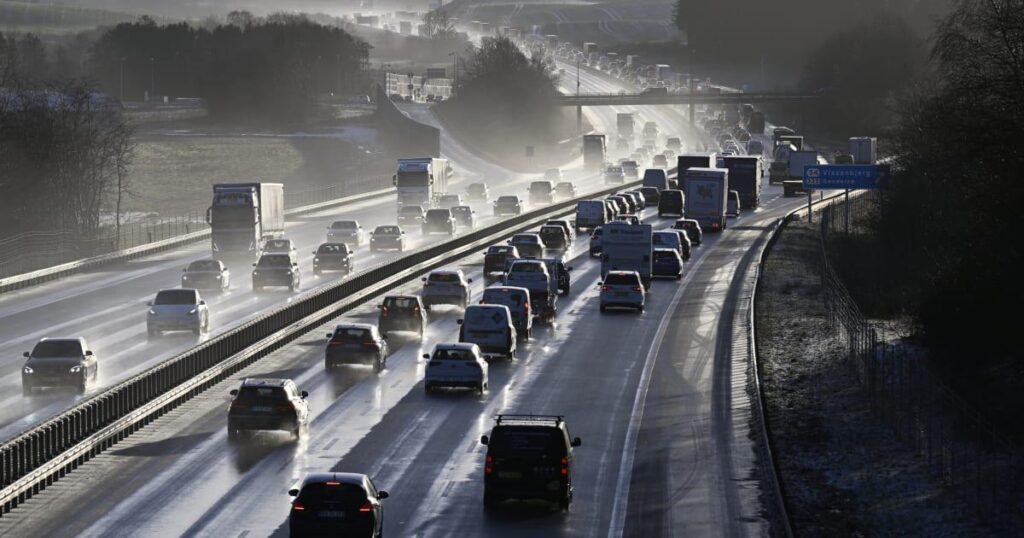 In Dänemark würden wir lieber 45 Minuten auf der Autobahn stehen, als auf zehn Minuten auf einen Busservice zu warten. Sowohl politisch als auch kulturell ist der kollektive Transport nur ein Anhänger mit niedrigem Status für das private Autofahren – und es muss geändert werden In Dänemark würden wir lieber 45 Minuten auf der Autobahn stehen, als auf zehn Minuten auf einen Busservice zu warten. Sowohl politisch als auch kulturell ist der kollektive Transport nur ein Anhänger mit niedrigem Status für das private Autofahren - und es muss geändert werden