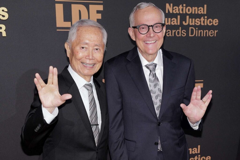 George Takei sagt, dass er mit 68 Jahren herausgekommen ist, er hat ihm erlaubt, sich „ganz“ zu fühlen: „Es fühlt sich sehr befreiend an“ George Takei sagt, dass er mit 68 Jahren herausgekommen ist, er hat ihm erlaubt, sich "ganz" zu fühlen: "Es fühlt sich sehr befreiend an"