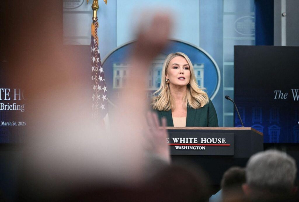 Warum Karoline Leavitt so nervig ist. Von der Trollung der Medien bis zum Gaslicht der Öffentlichkeit ist klar, warum Trump sie als Pressesprecherin engagiert hat.