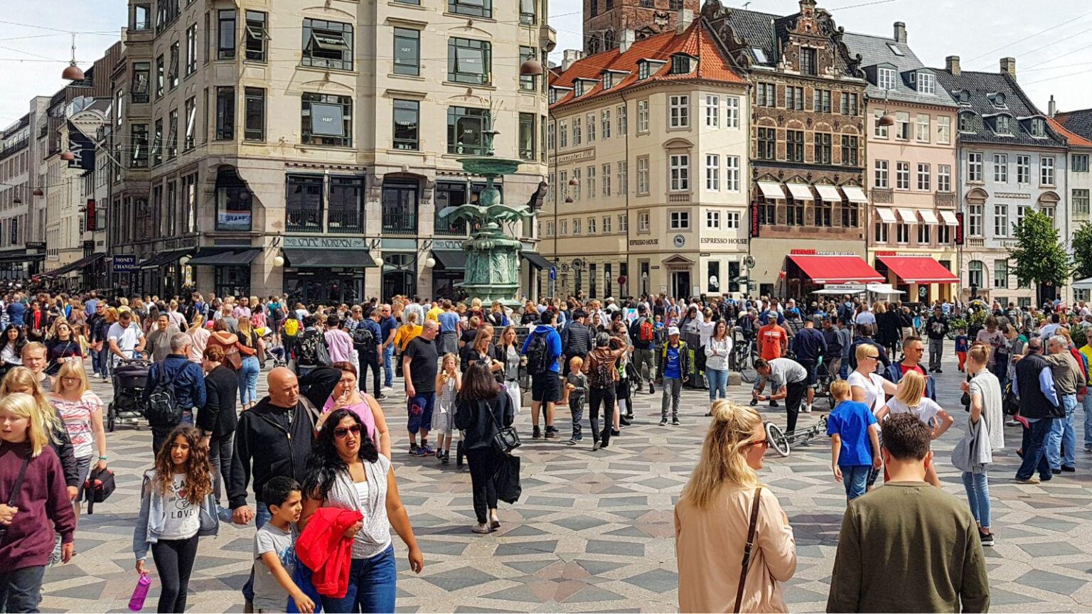"Absurd": Forscher greifen Dänen in der Minderheit im Jahr 2096 an ". [I Lindahl-Jacobsens Excel-ark er alle derimod regnet som indvandrere og efterkommere, hvis de har udenlandske aner i deres slægt - en svensk oldemor for eksempel]