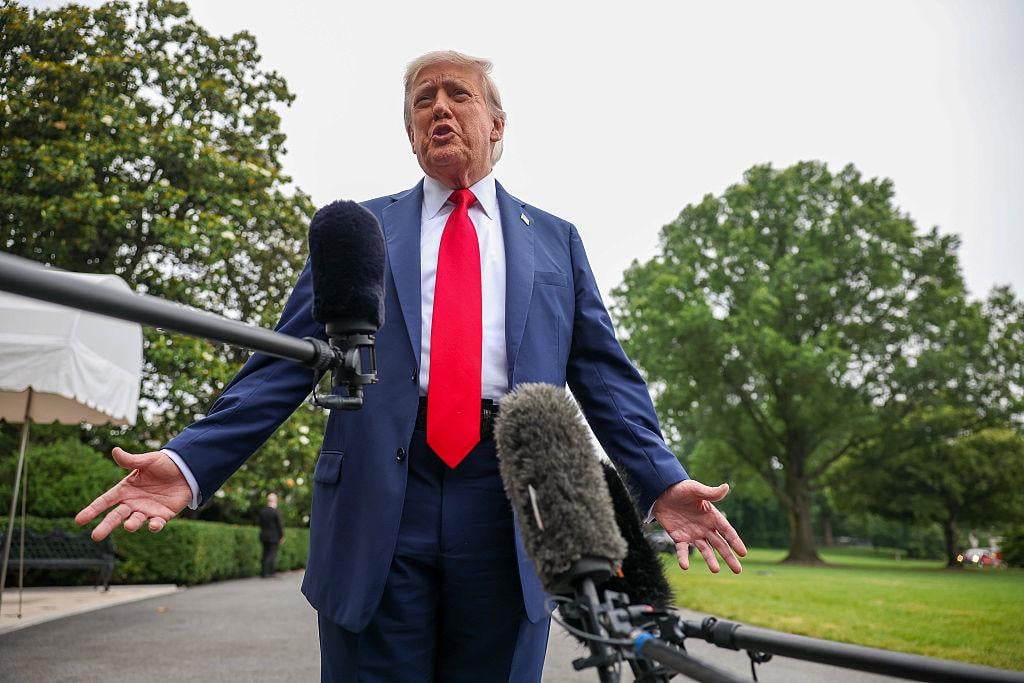 Wie George W. Bush lügt Donald Trump seinen Weg in den Krieg