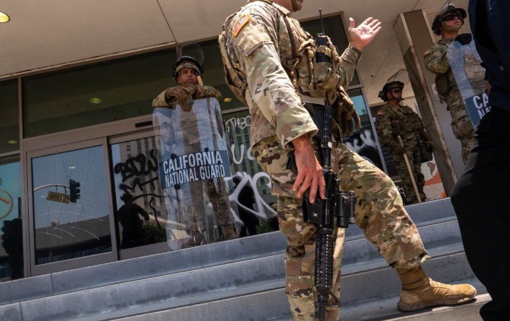 Trump ruft die Marines an. Demokratie ist in Gefahr.