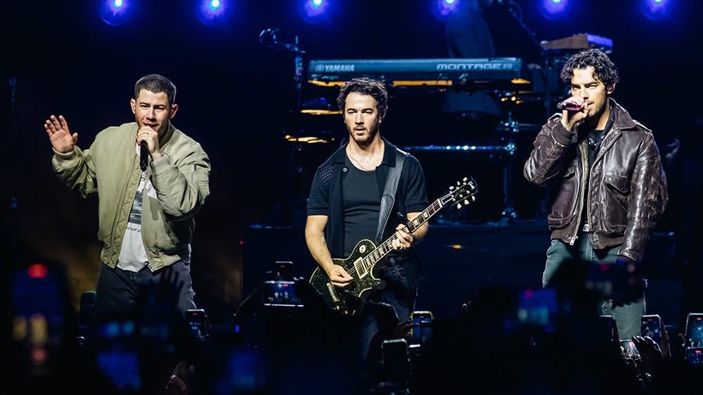 Jonas Brothers kündigen sechs Stadionkonzerte, darunter Dodger Stadium; Arena- oder Amphitheater -Gigs als Ersatz einschreiten Jonas Brothers kündigen sechs Stadionkonzerte, darunter Dodger Stadium; Arena- oder Amphitheater -Gigs als Ersatz einschreiten