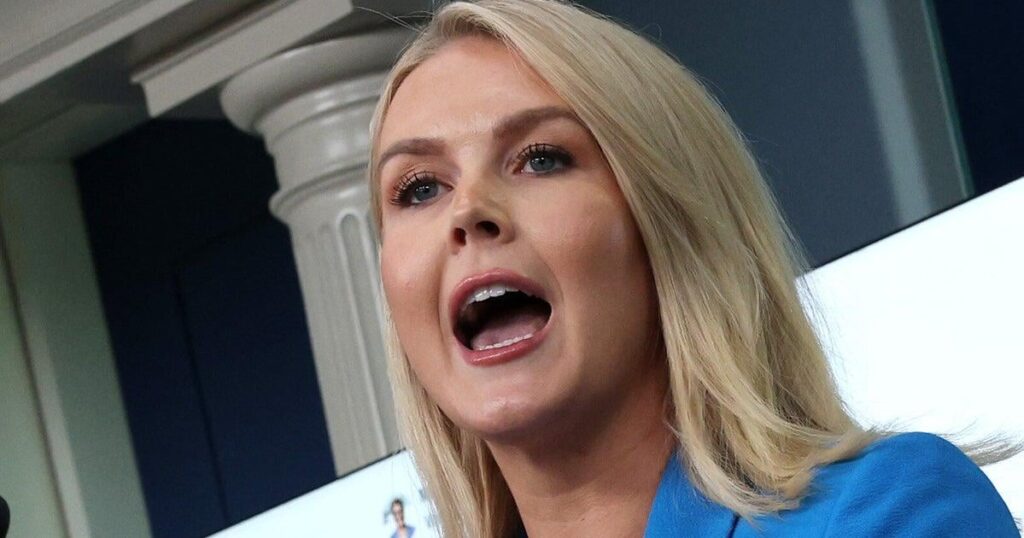 „Pure Shamessessness“: Kritiker RIP Karoline Leavitts „gefährliche“ neue Lüge für Trump. Einige verglichen den Pressesprecher des Weißen Hauses mit den nordkoreanischen Staatsmedien. "Pure Shamessessness": Kritiker RIP Karoline Leavitts "gefährliche" neue Lüge für Trump. Einige verglichen den Pressesprecher des Weißen Hauses mit den nordkoreanischen Staatsmedien.