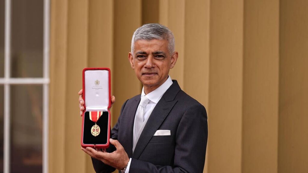 Sir Sadiq ritterte King Charles im Buckingham Palace
