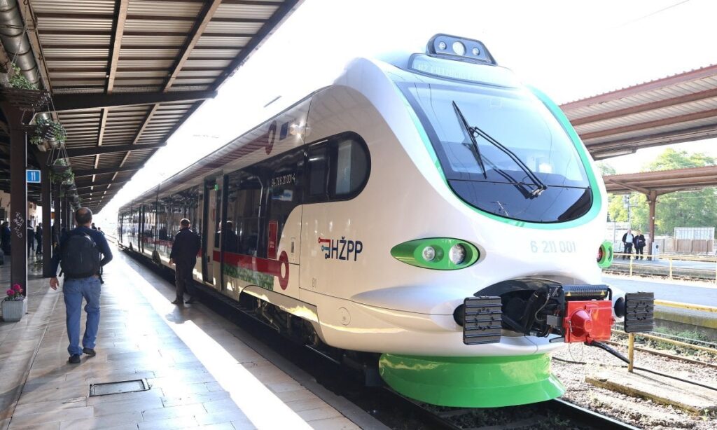 Eine direkte Eisenbahnlinie wird eingeführt, um Zagreb, Ljubljana und Pula zu verbinden