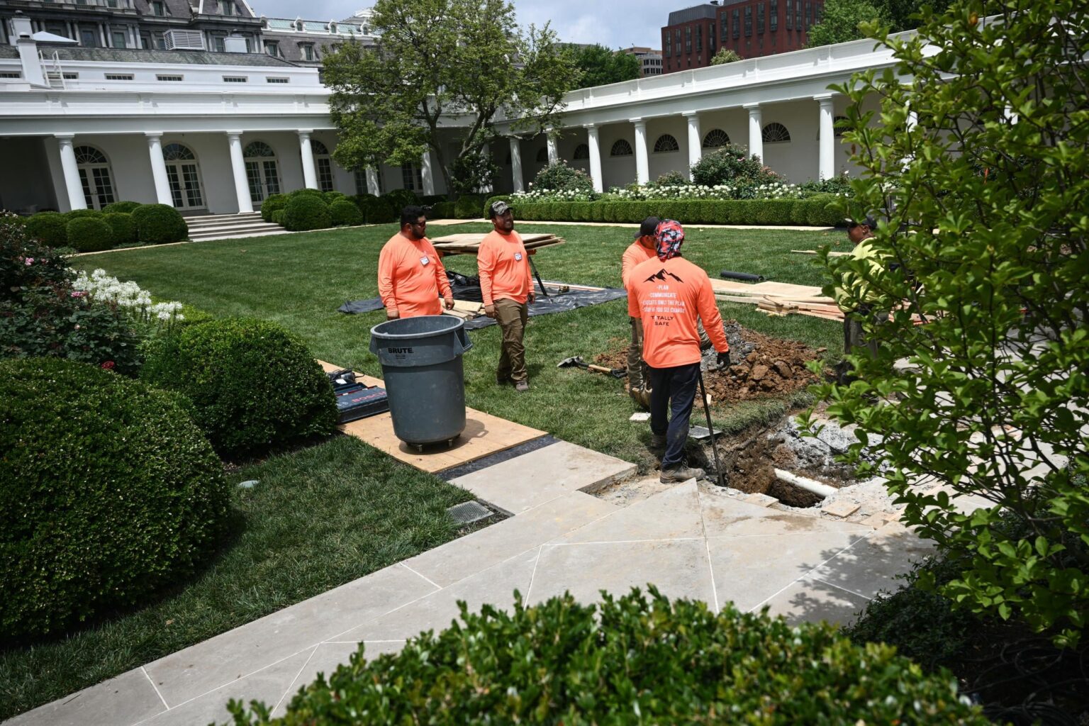 White House Rose Garden Bulldozed Als die Arbeit es ebnet