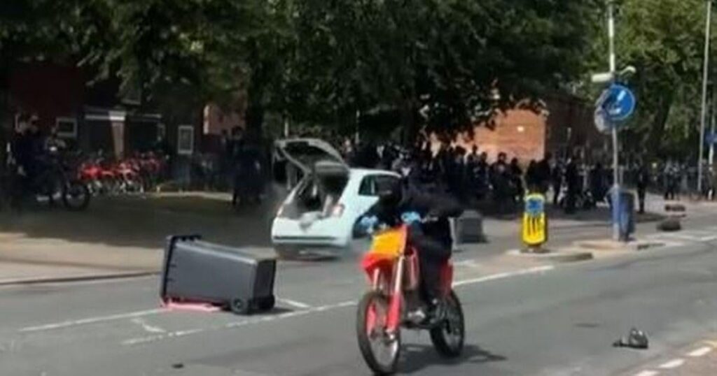 Filmmaterial zeigt Chaos in der Salford Street während „schwerer Störungen“, während Autos und Fahrräder die Straße hinunter kreischen Filmmaterial zeigt Chaos in der Salford Street während "schwerer Störungen", während Autos und Fahrräder die Straße hinunter kreischen