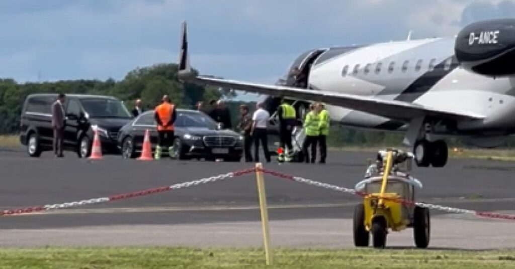 Elton John landet in Odense mit riesigen privaten Flugzeugen [Bestseller privatfest]