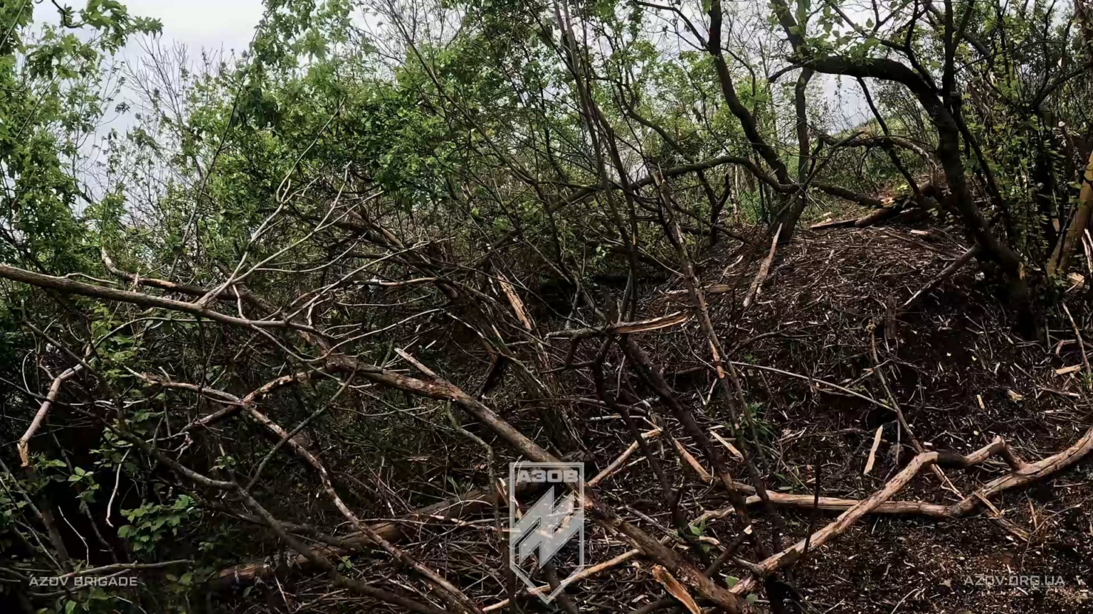 Asov Scouts in Camouflage Hinterhalt russischer Soldat aus nächster Nähe und zwangen einen anderen, sich zu ergeben. In der Nähe von Novospaske, Donetk [enemy visible] 03.06.2025