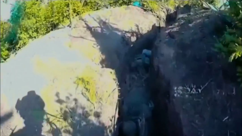 Ukrainische Soldaten der 36. Marine Brigade filmten tote russische Soldaten nach einem Grabenkampf und unterdrückten den Feind weiter mit Maschinengewehrfeuer. Keramik Richtung, Donezk -Region. Juni 2025 [Published 08.06.2025]
