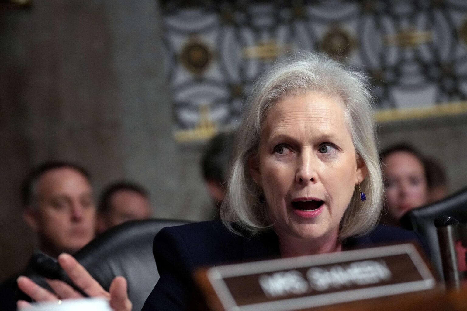 Demokratischer Senator Gillibrand macht sich gegen Mamdani auf islamophobische Scherze