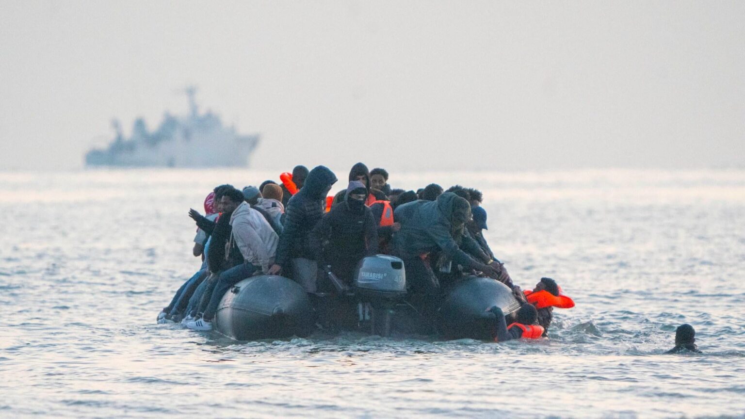 Großbritanniens Migrantenkrise, die von Russland in der geheimen Verschwörung angeheizt wurde, Großbritannien zu destabilisieren