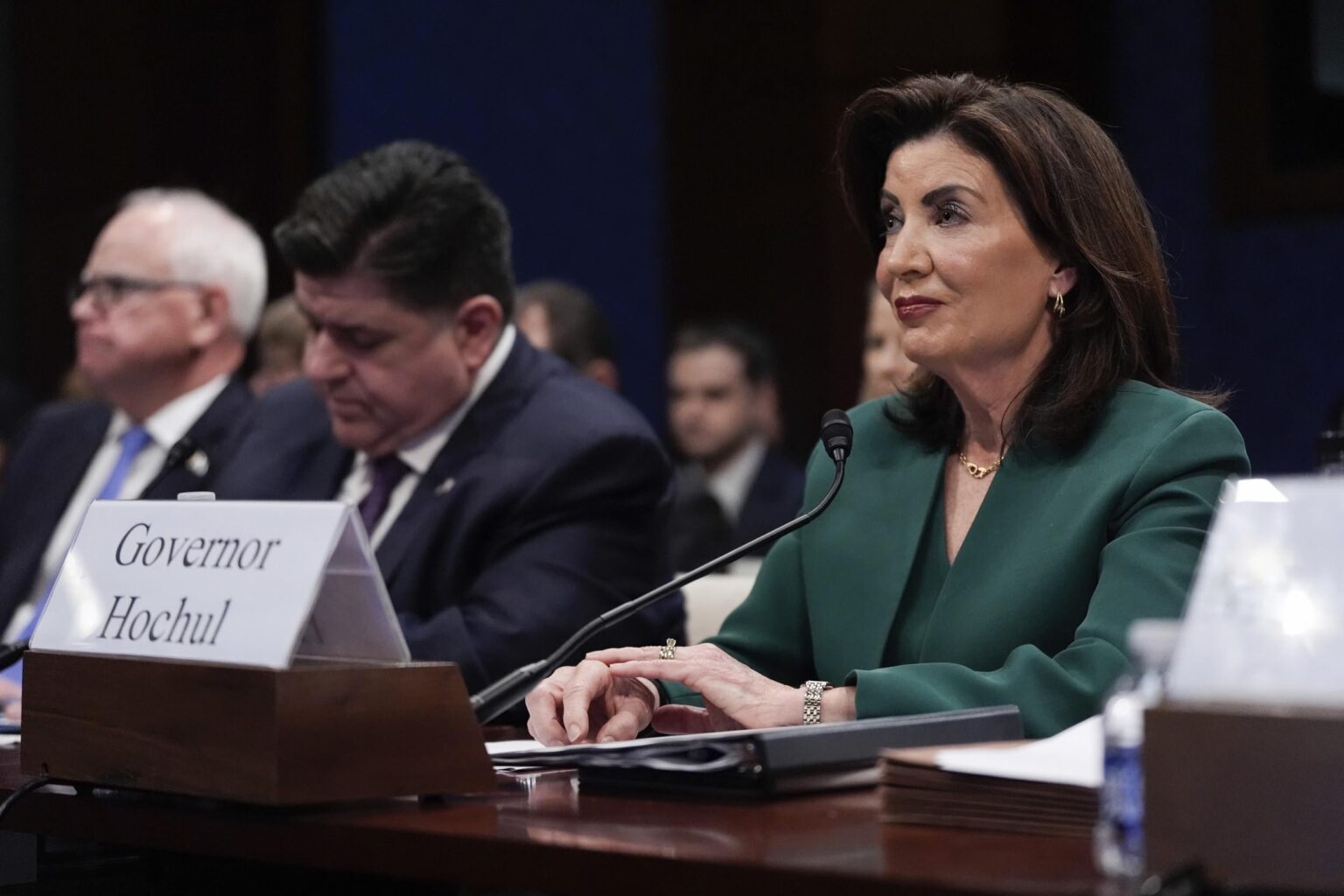 Kathy Hochul fragt Marjorie Taylor Greene, ob es "illegal" ist, ein Demokrat zu sein.
