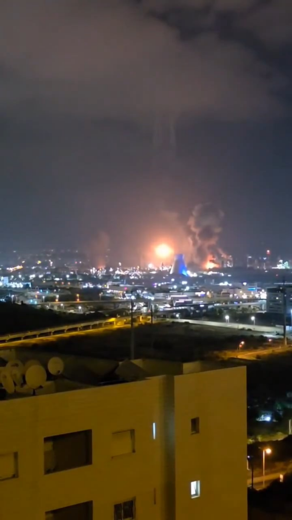 Zwei iranische ballistische Raketen, die direkt die Haifa -Ölraffinerie treffen (16. Juni 2025)
