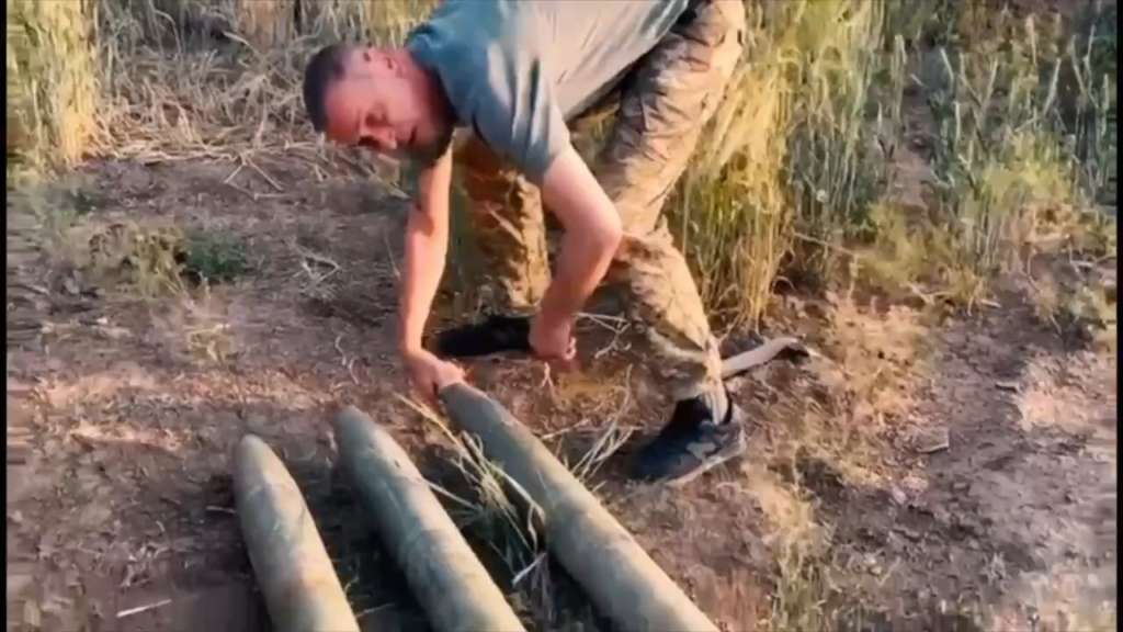 Das 137. Territorialverteidigungsbataillon der Ukraine verwendet einen hausgemachten Raketenwerfer in einer BMW -Limousine, um russische Streitkräfte zu zielen.