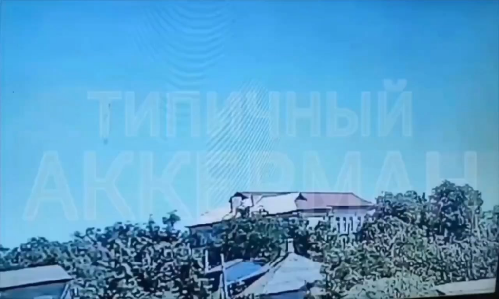 Überwachungsaufnahmen einer russischen iskander -ballistischen Rakete, die eine Schule in der Region Odea schlägt. Der stellvertretende Direktor der Schule und zwei Mitarbeiter wurden getötet.
