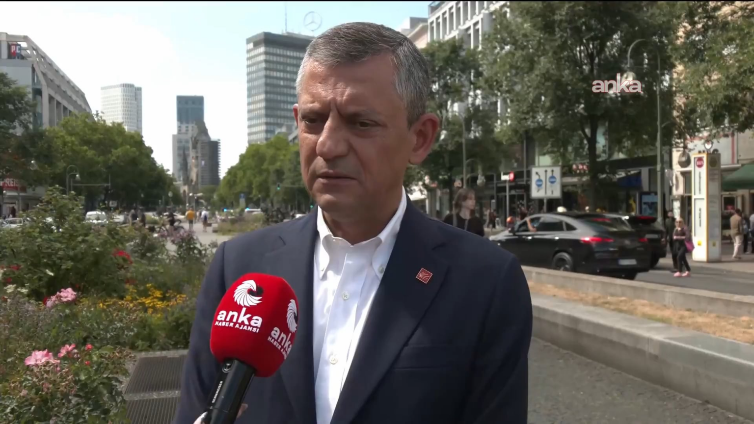 Özgür Özel in Berlin - Erdoğan sollte niemals nach diesem alten Komfort suchen. Es gibt so etwas nicht. Er wird uns sagen, dass sich Türkiye zu außen beschwert. Wir tun es nicht, wir tun es nicht ... «Ich sagte, wenn Sie versuchen, in einem Land einen Putsch zu haben, ist dies Gegenstand der ganzen Welt. Ich werde der ganzen Welt erzählen.