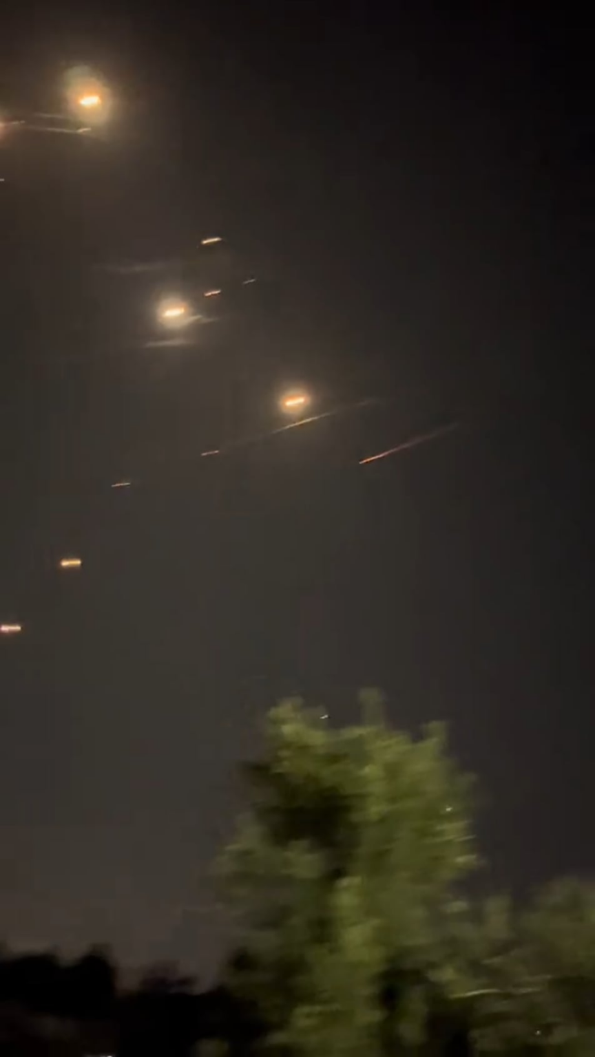 Iranische ballistische Raketen über Haifa letzte Nacht haben den Himmel beleuchtet. 14/6/2025
