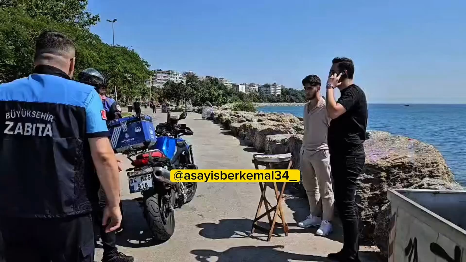 Kadikoy -Schach spielte junge Leute von der Bank, die versuchte, Tee und Muscheln zu entfernen, dass der Verkauf der Person. Der Schalter der Person wurde von der Polizei entfernt.