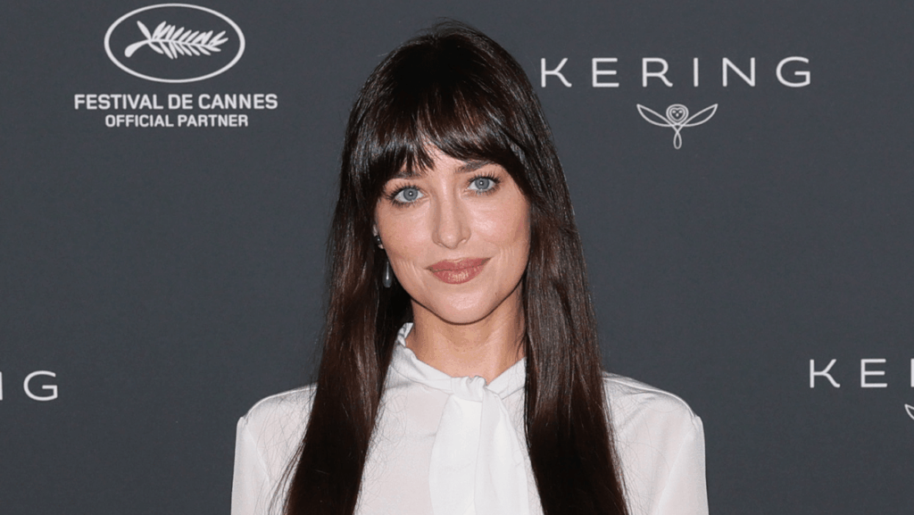Dakota Johnson sagt, Hollywood sei ein „Chaos“, weil Studios "die gleichen Dinge neu machen" wollen,
