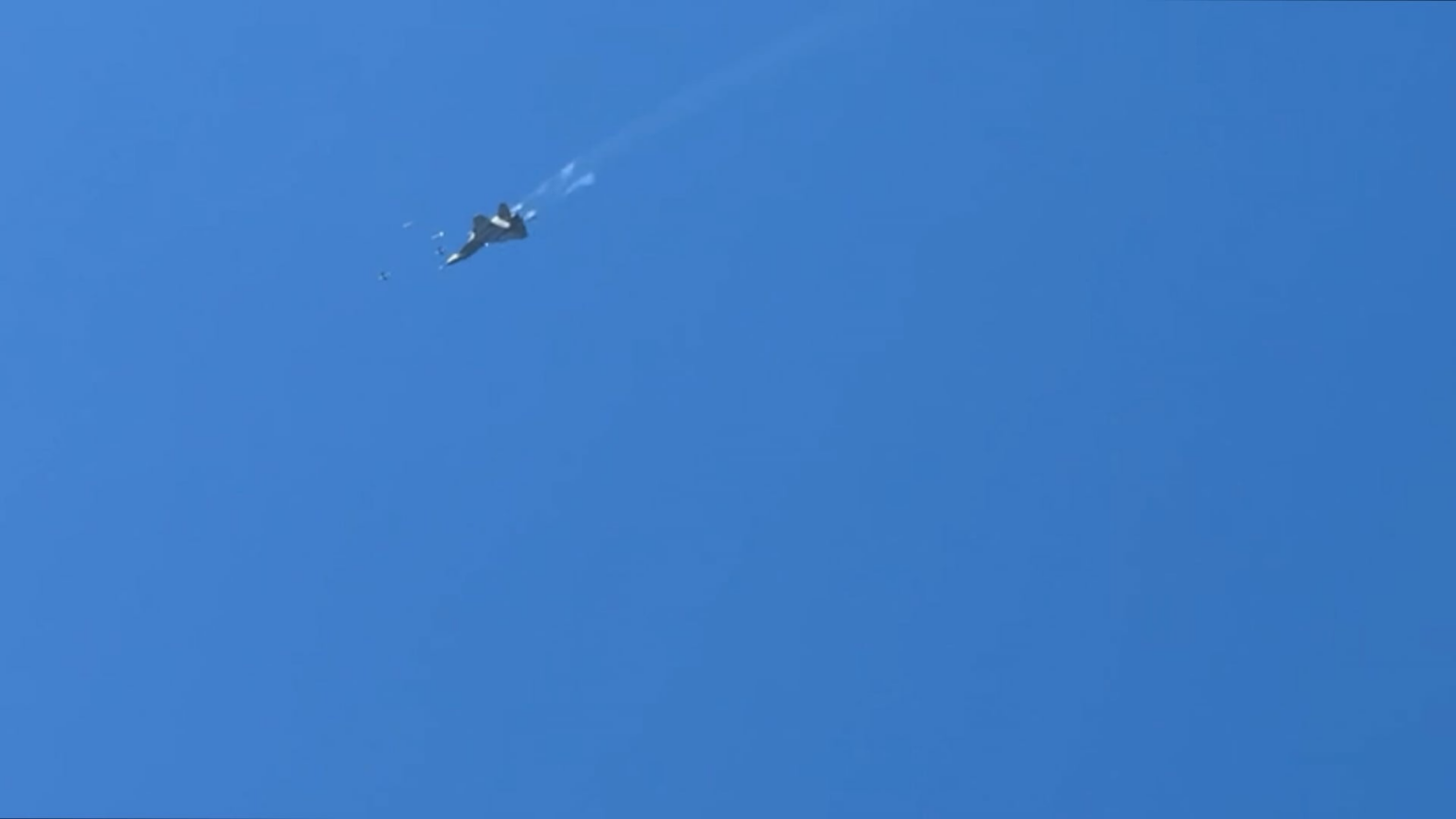 Filmmaterial eines ukrainischen MiG-29-Fulcrum, der GBU-39-Gleitbomben in einer russischen Position startet, bevor er beim Ablegen des Fackelns abreist