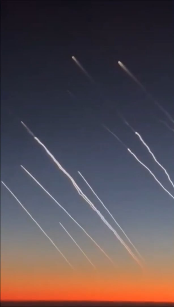 Die iranische ballistische Rakete startet Israel aus einem Flugzeug über Saudi -Arabien (16. Juni 2025)