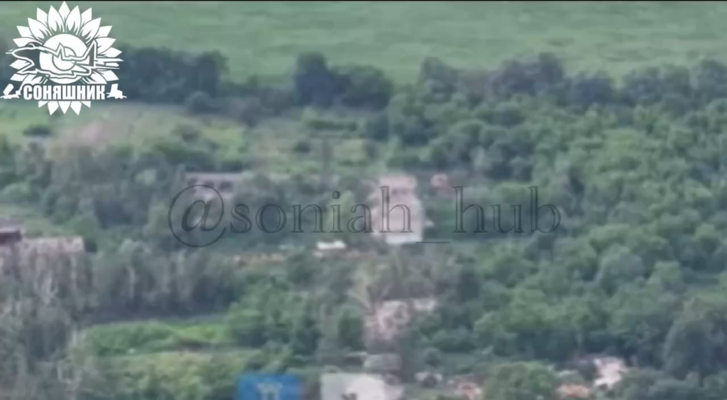 Ein Flugzeug der Streitkräfte der Ukraine führte einen Luftangriff mit einer geführten französischen Aasm -Hammer -Luftbombe am Standort russischer Soldaten in der Region Kursk aus. Mai 2025.