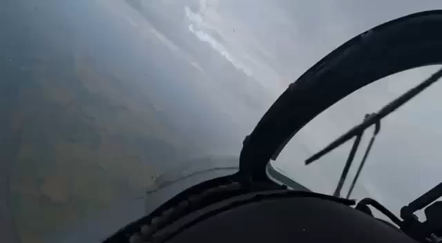 Cockpit-Blick auf einen ukrainischen Mi-24-Hubschrauber, der einen iranischen / russischen "Shahed" Uav abdrängt.