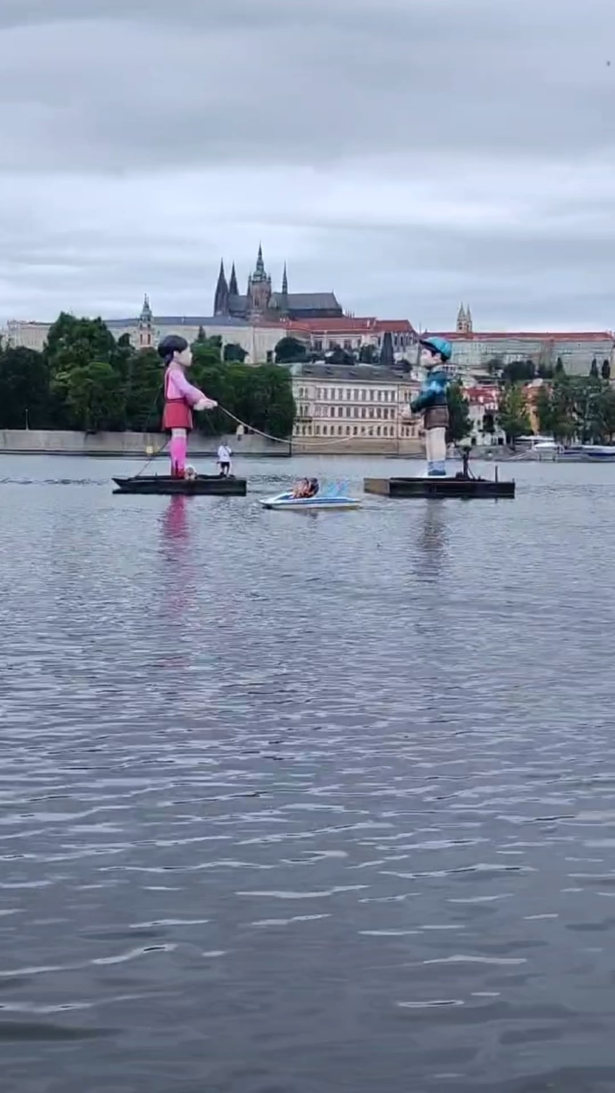 Tintenfischspielstatuen auf der VLTAVA