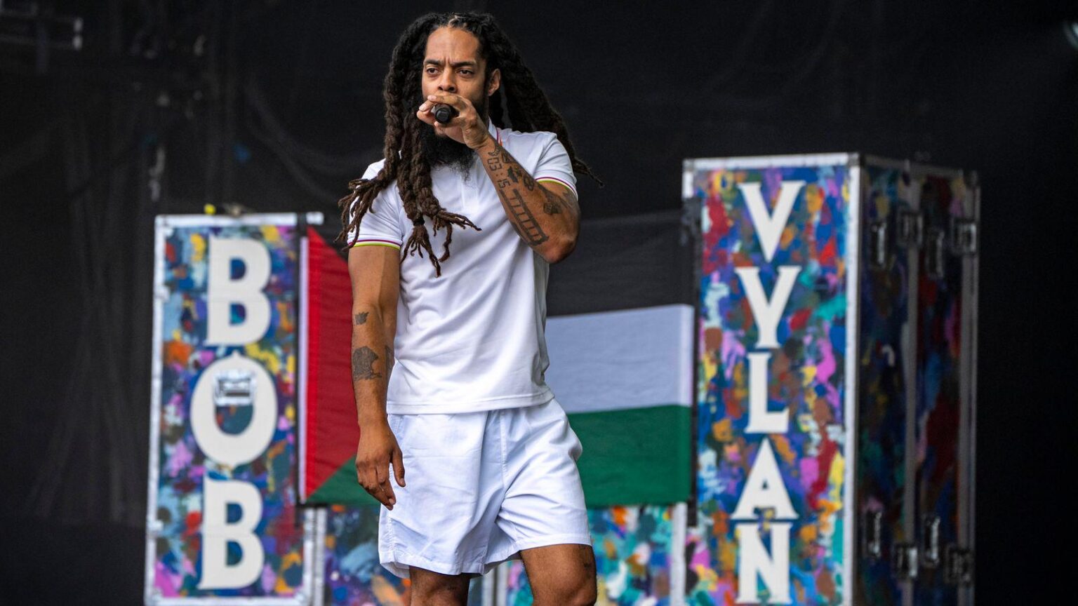 Bob Vylan hat uns Visa über "Hasserfüllte Tirade in Glastonbury" widerrufen und wird auch von der Talentagentur fallen gelassen