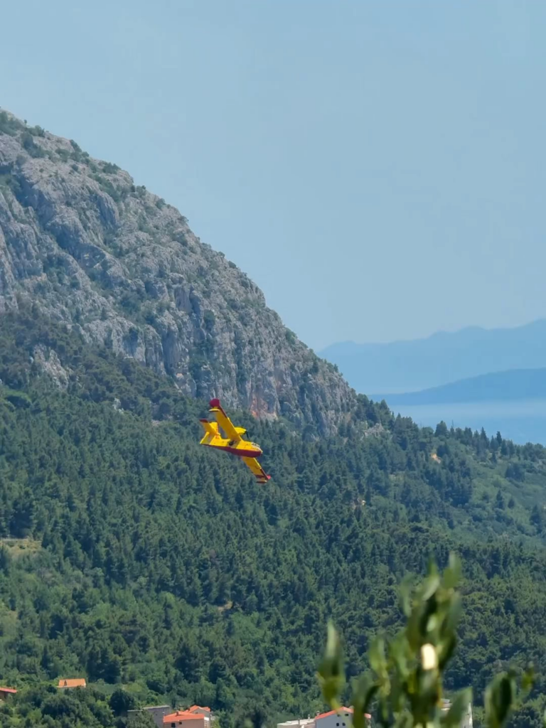 Ausgezeichnete Video -Kanadien im Feuerlöscher über Makarska [autor: Marko Andrijašević]