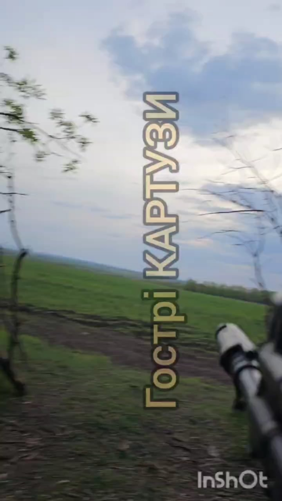 Der ukrainische Soldat schießt eine russische Glasfaserdrohne hinunter. Juni 2025, Standort unbekannt