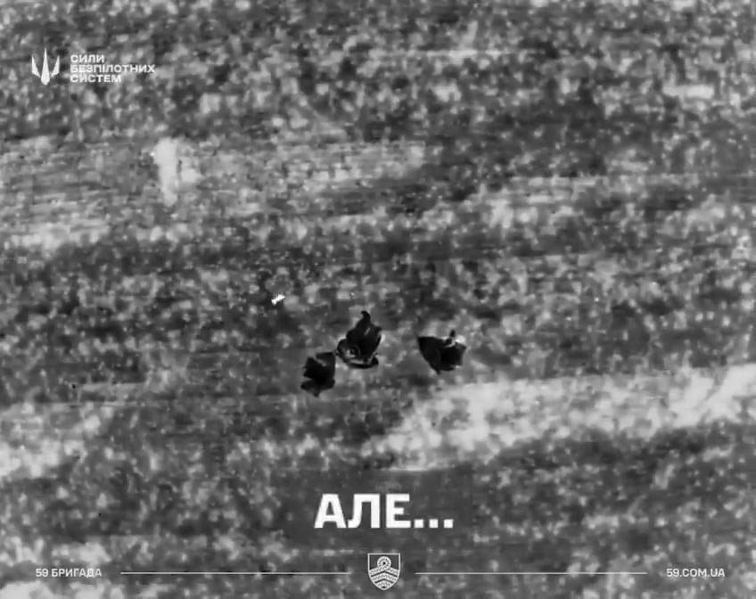 Ukrainische Drohnen enthält drei russische Soldaten, die versuchen, sich unter Anti-Drone-Ummängeln zu verstecken, und fallen Munition auf sie ab (Pokrovsk Front)