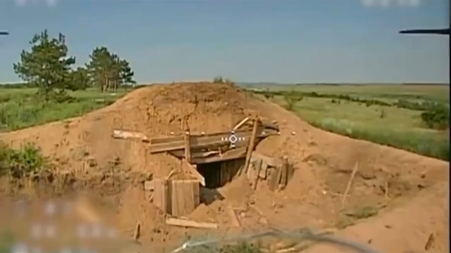 Ukrainische Marines nutzen FPV -Drohnen, um russische Besatzer in Notunterkünften zu beseitigen, und während sie sich zu Fuß und auf Motorrädern bewegen. In der Nähe der Dörfer Yablunivka und Novoolenivka, Region Donezk.