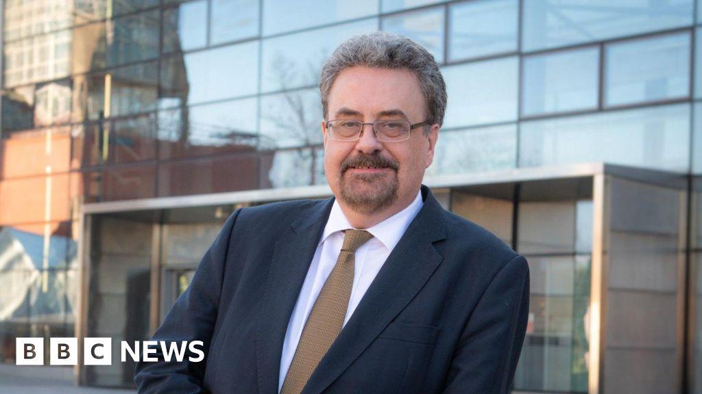 Die Chefs der Universität kündigen nach dem verdammten Bericht über den finanziellen Zusammenbruch