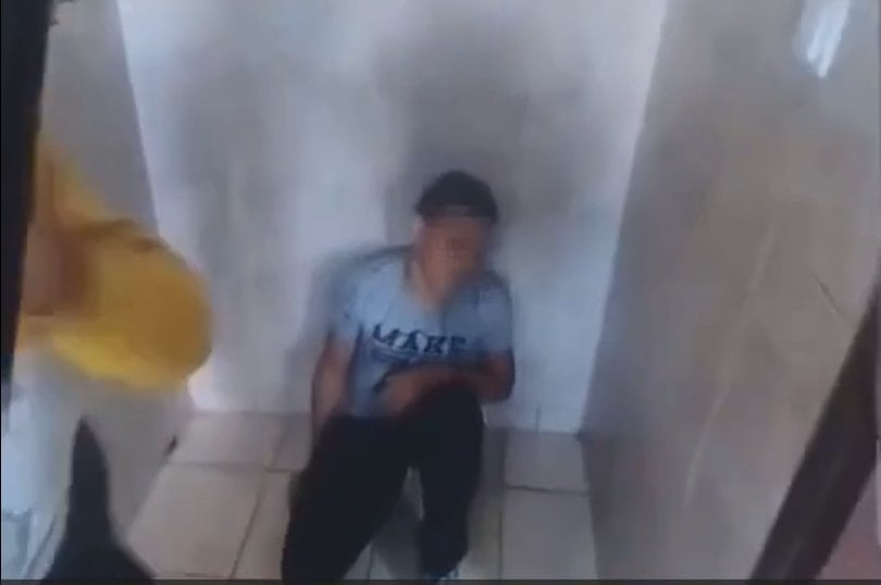 Video - Vater hat eine Aufnahme seines Sohnes in der Schule, in dem ältere Schüler belästigt wurden. Er ist schockiert