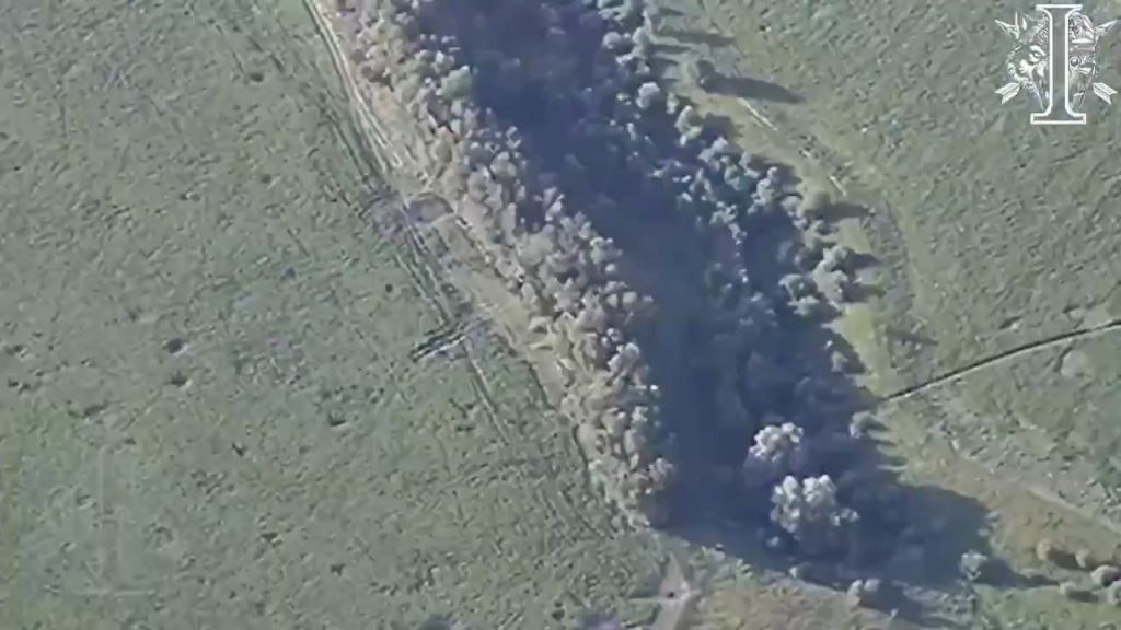 Filmmaterial der ukrainischen Himars-Streiks auf russische D-30-Haubakterien und 2S1 Gvozdika SPGS (Sumy Front, Juni 2025)