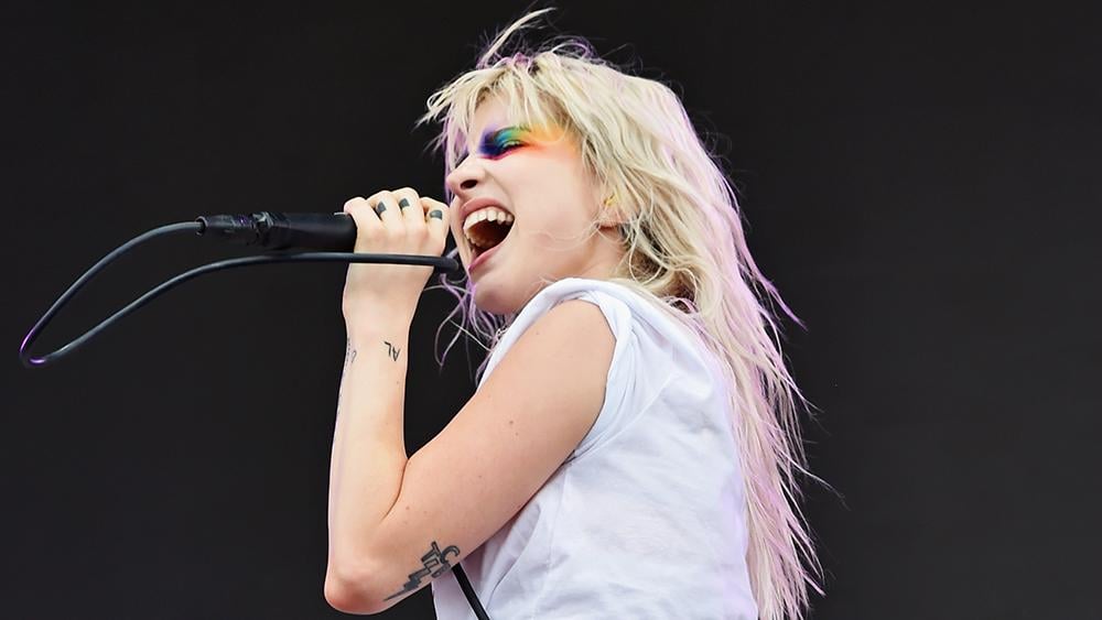 Hayley Williams hofft, dass die christliche Musikindustrie inmitten von Michael Tait Skandal "bröckelt": "F - Alle, die Sie wussten und nichts sagten"