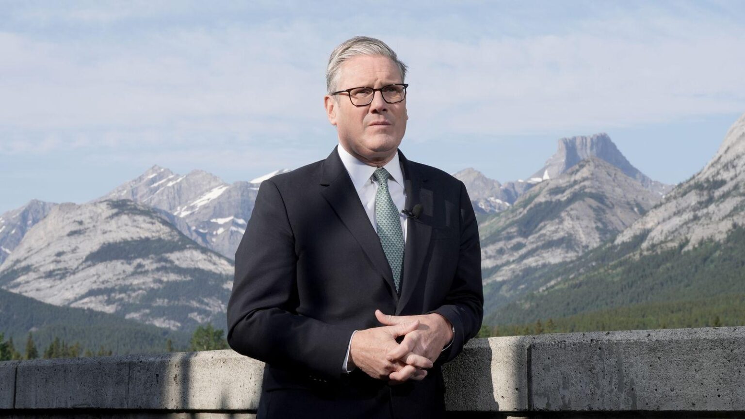 Sir Keir Starrer trifft auf Politiker, die schreien und schreien, aber nichts tun „über die Pflege von Banden Sir Keir Starrer trifft auf Politiker, die schreien und schreien, aber nichts tun "über die Pflege von Banden