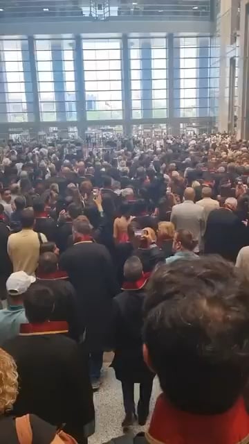 Anwälte der Bar Association in Istanbul, der Anwalt von Ekrem Imamoglu, Mehmet Pehlivan'ın Caglayan Courthouse, der gegen die Verhaftung protestiert.
