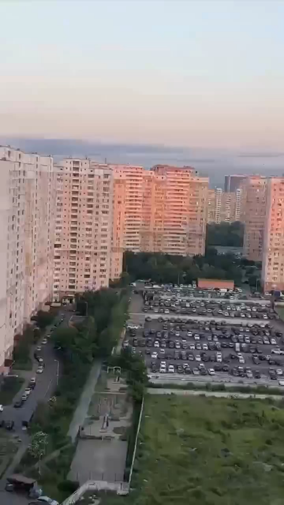 Russische Drohne "Geran 2 (Shahed 136)" trifft ein Wohnhaus in Kyiv