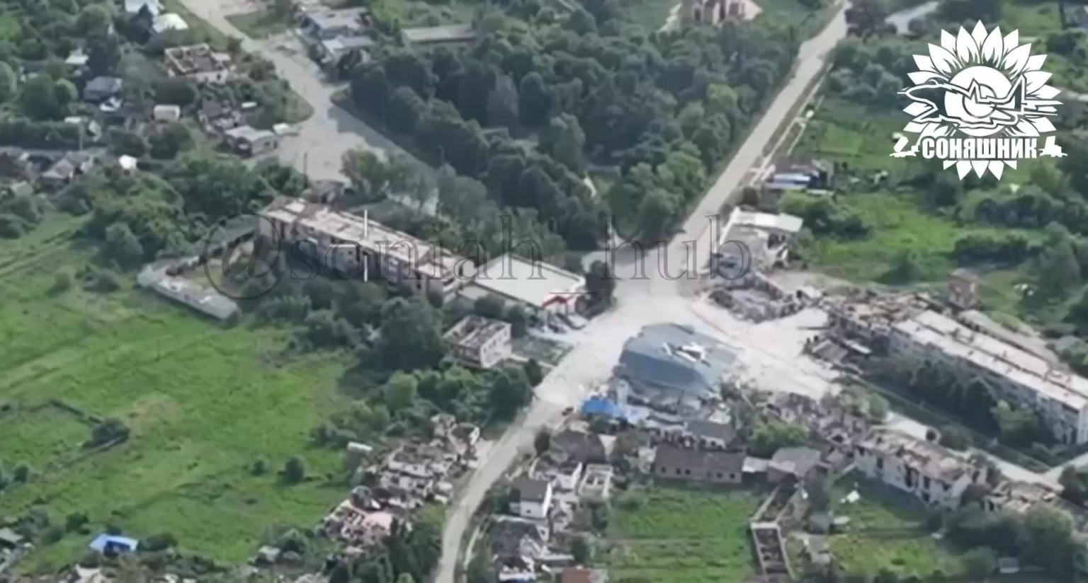 Ein Flugzeug der ukrainischen Streitkräfte führte einen Luftangriff mit einer geführten Luftbombe in einem Gebäude mit russischen Soldaten im Dorf Tyotkino, Kursk in der Region Tyotkino, durch. Mai 2025.