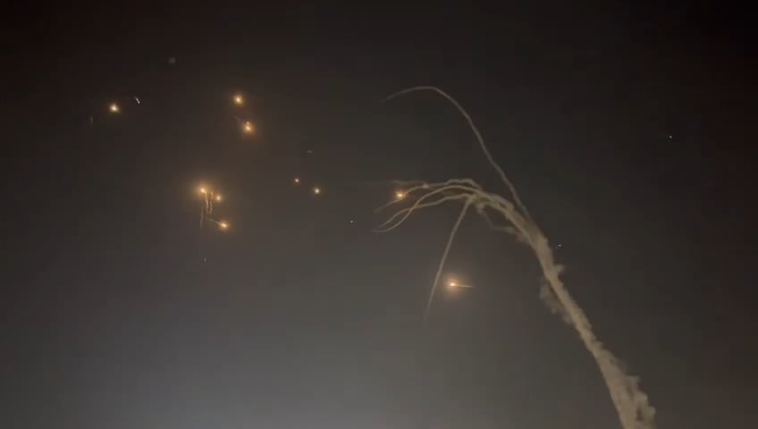 Iranische ballistische Raketen fangen in der Innenstadt von Tel Aviv ab (13. Juni 2025).