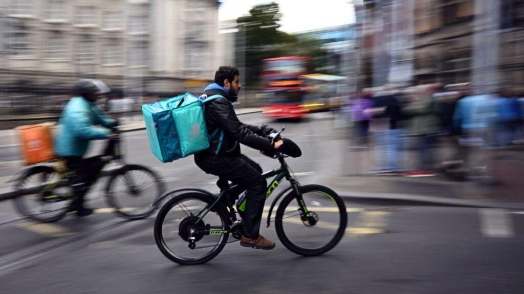 Deliveroo und Eat könnten gezwungen werden, die illegalen 40 -MPH -Ebikes von Polizeifahrern zu erledigen