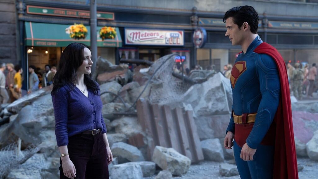 Rachel Brosnahan sagt, Schauspieler sollten zu ihren schlechten Superheldenfilmen „stehen“. Der "Superman" -Star treibt Schauspieler zurück, die versuchen, sich von gescheiterten Projekten zu distanzieren: "Mach es oder tu es nicht und steh dann dazu."