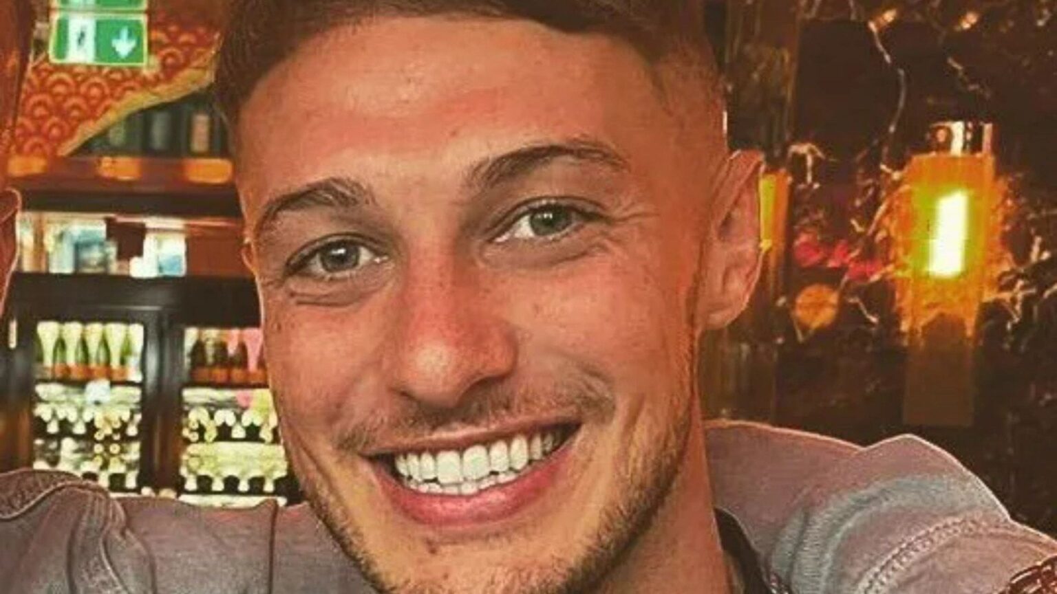 Lehrer, 31, „hat das Leben genommen, nachdem er nicht lizenzierte Haarausfalldroge verwendet hatte“, als die Freundin herzzerreißende Plädoyer ausgibt Lehrer, 31, "hat das Leben genommen, nachdem er nicht lizenzierte Haarausfalldroge verwendet hatte", als die Freundin herzzerreißende Plädoyer ausgibt